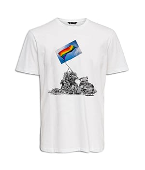 Camiseta Hombre "La Izada del arcoiris" de LaCajaDeLeche. Frontal. ChapartsDesigns