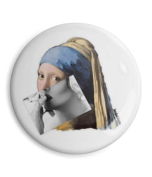 Chapa "La chica de la perla y el cigarro" de LaCajaDeLeche. Blanco. ChapartsDesigns