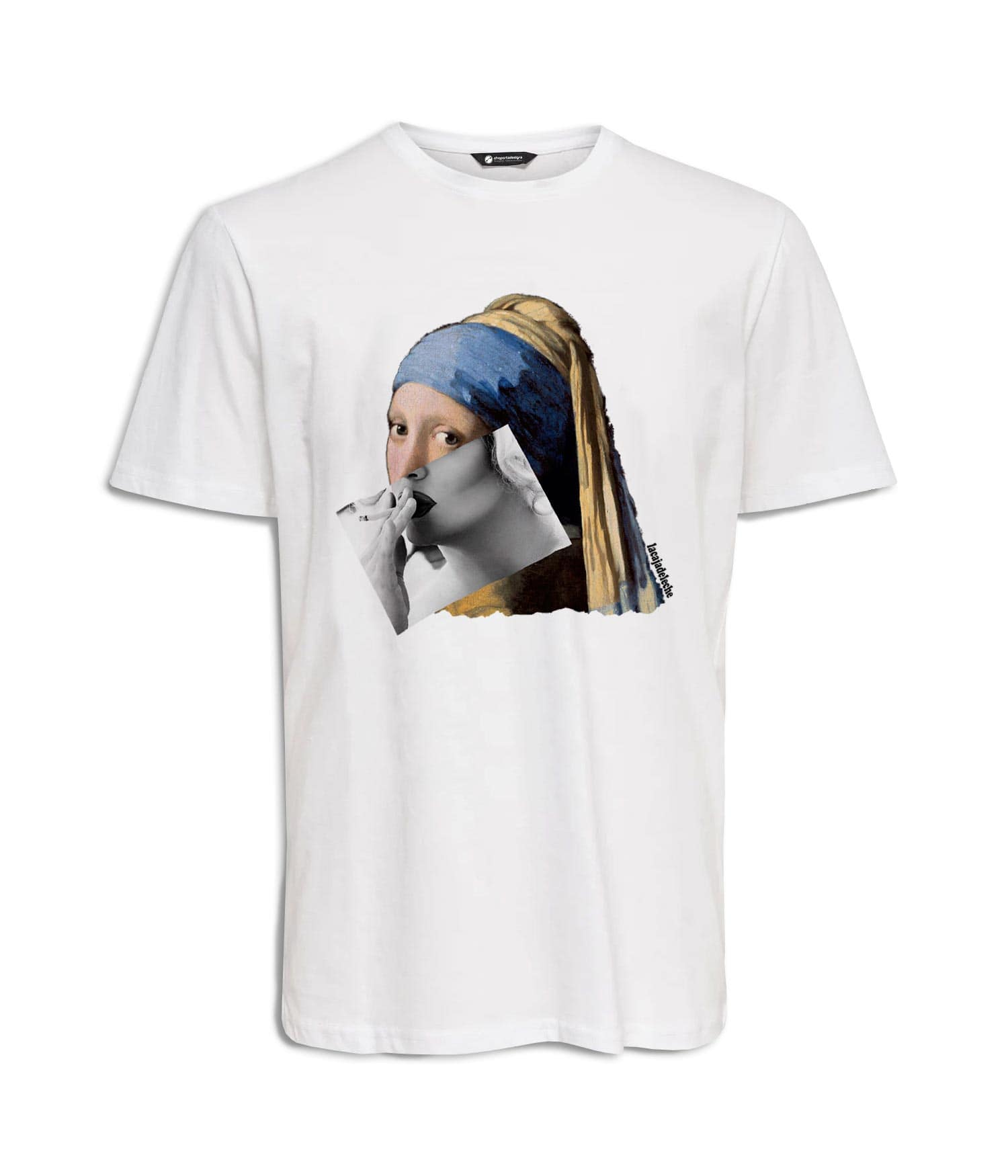 Camiseta Hombre 'La chica de la perla y el cigarro'. Frontal. Lacajadeleche. ChapartsDesigns Camiseta Hombre 'La chica de la perla y el cigarro'. Frontal. Lacajadeleche. ChapartsDesigns