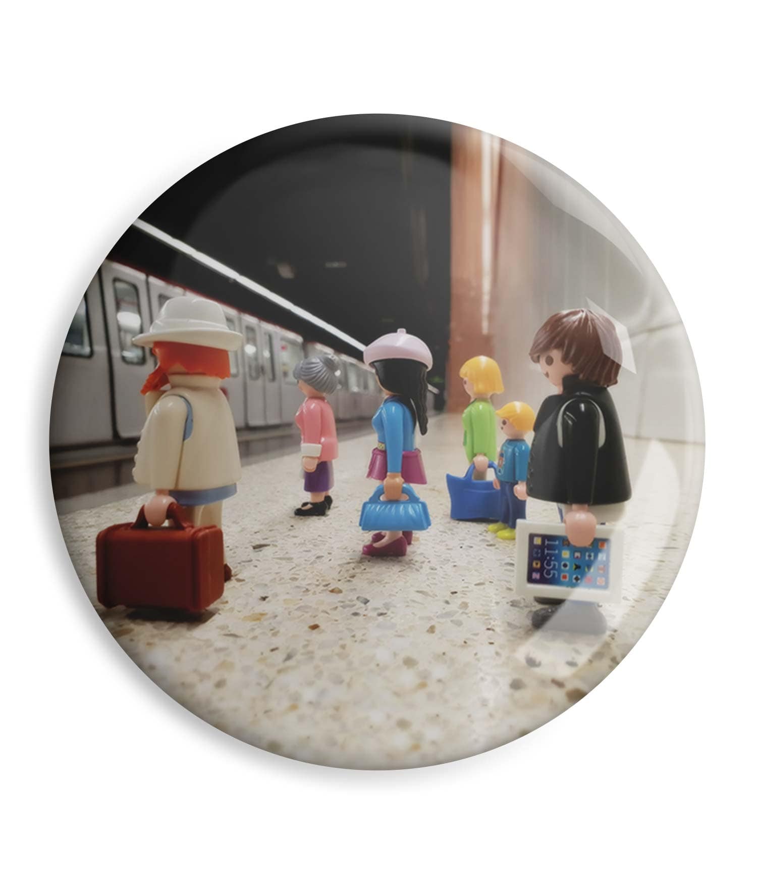 Chapa 'En la parada de metro' de Sergio Ninot. ChapartsDesigns