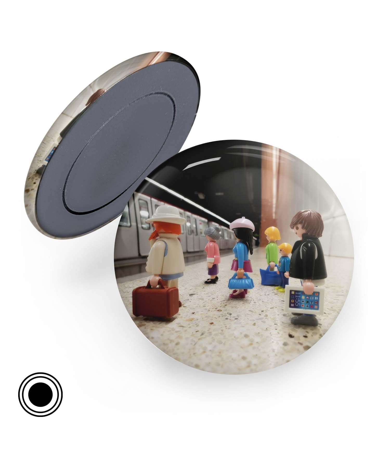 Chapa Imán 'En la parada de metro' de Sergio Ninot. ChapartsDesigns