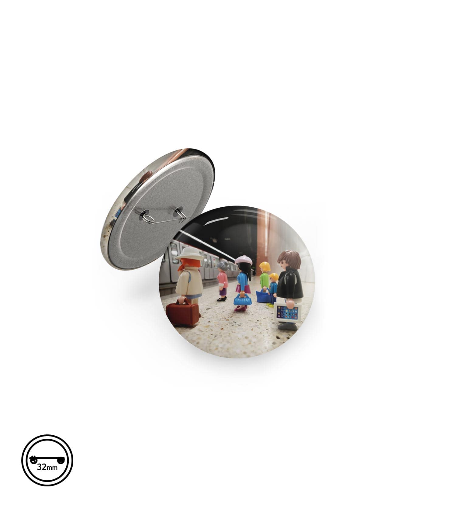 Chapa Imperdible 33mm 'En la parada de metro' de Sergio Ninot. ChapartsDesigns