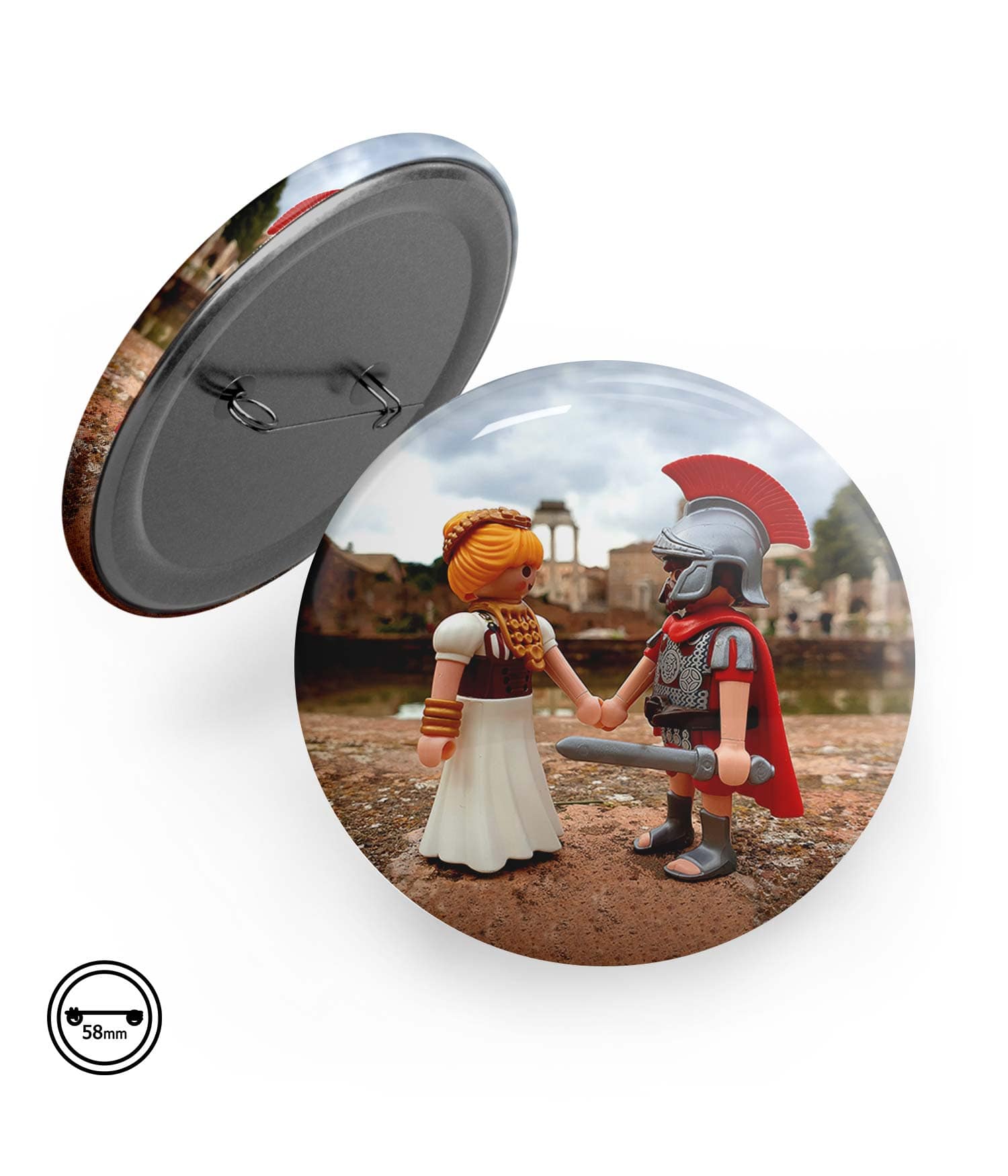 Chapa imperdible 58mm 'Amor secreto en Roma' de Sergio Ninot. ChapartsDesigns