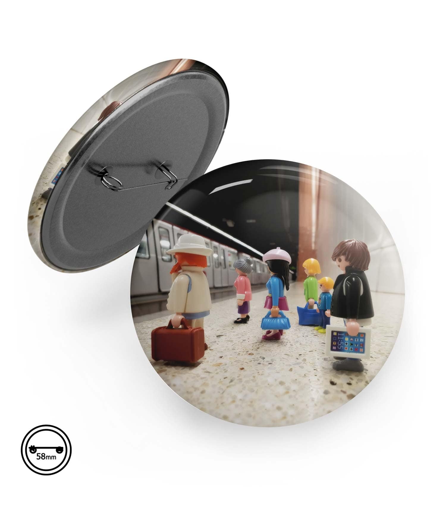 Chapa Imperdible 58mm 'En la parada de metro' de Sergio Ninot. ChapartsDesigns