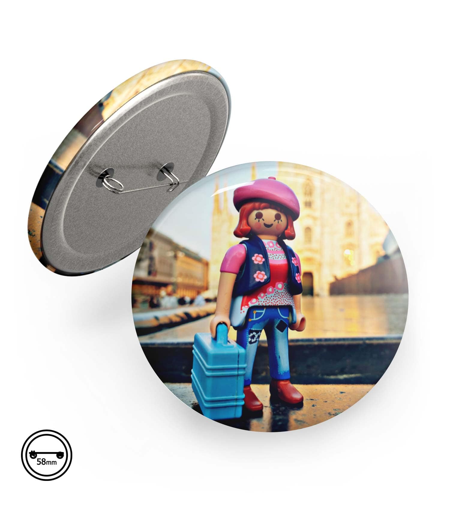 Chapa Imperdible 58mm 'Viajando a Milán' de Sergio Ninot. ChapartsDesigns