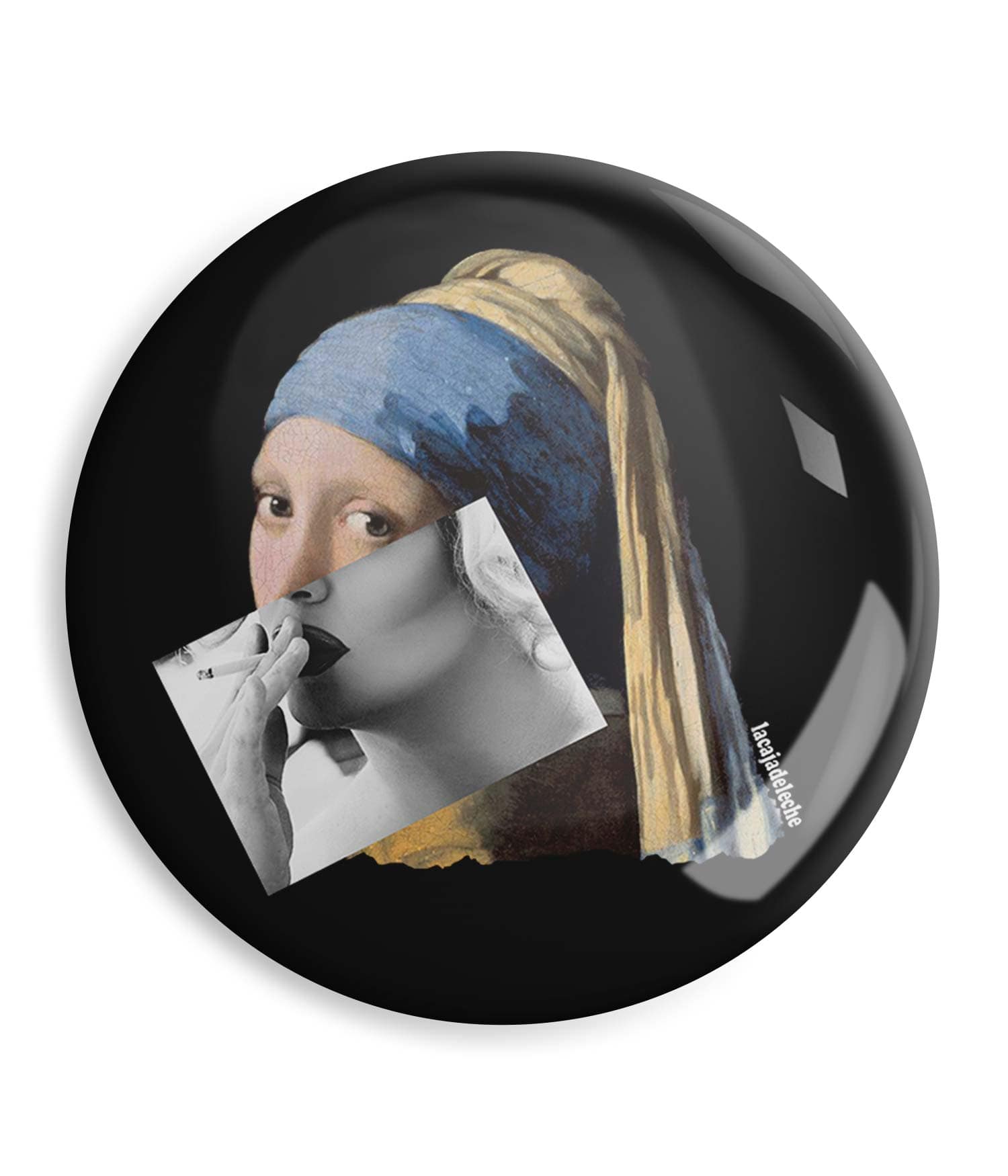 Chapa "La chica de la perla y el cigarro" de LaCajaDeLeche. Negro. ChapartsDesigns