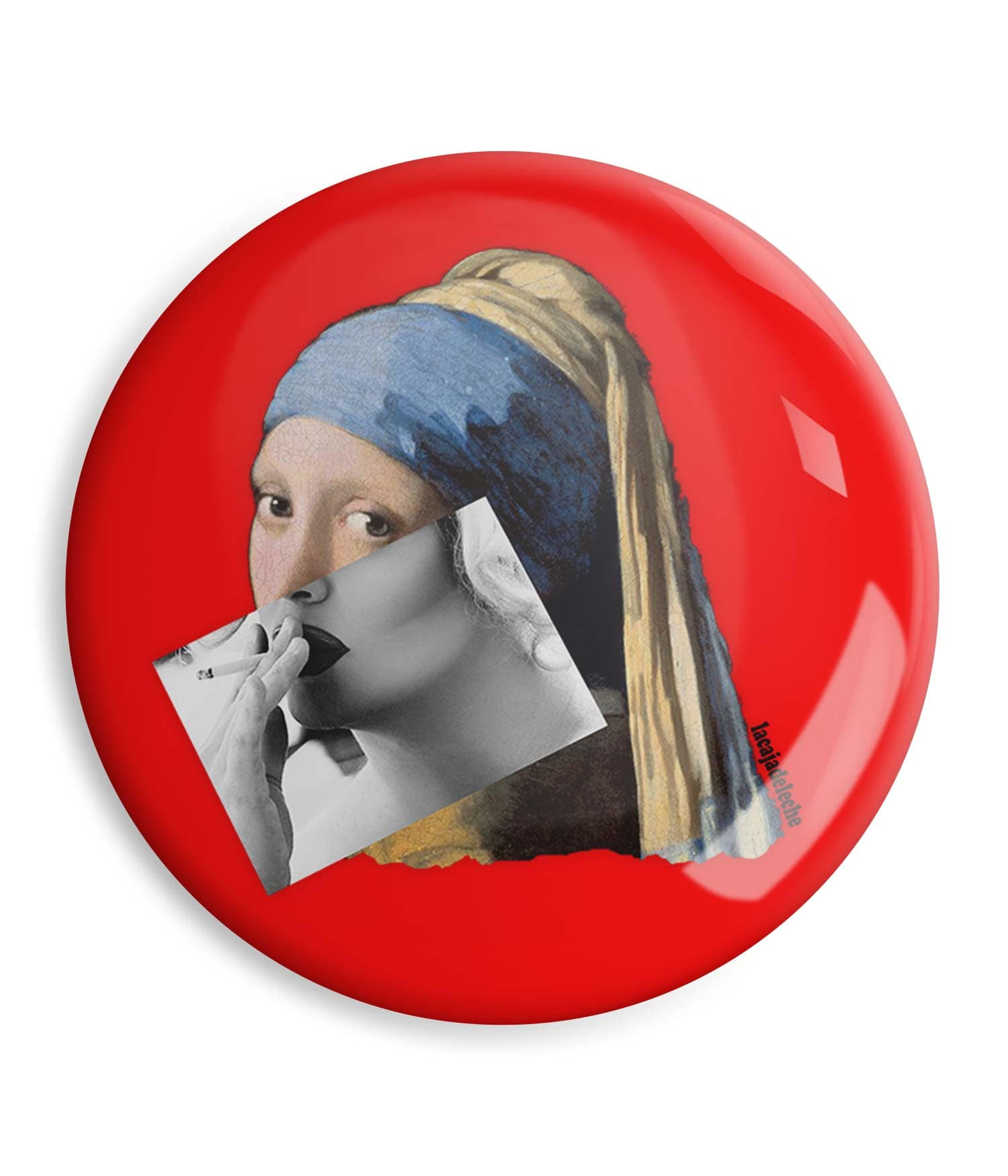 Chapa "La chica de la perla y el cigarro" de LaCajaDeLeche. Rojo. ChapartsDesigns